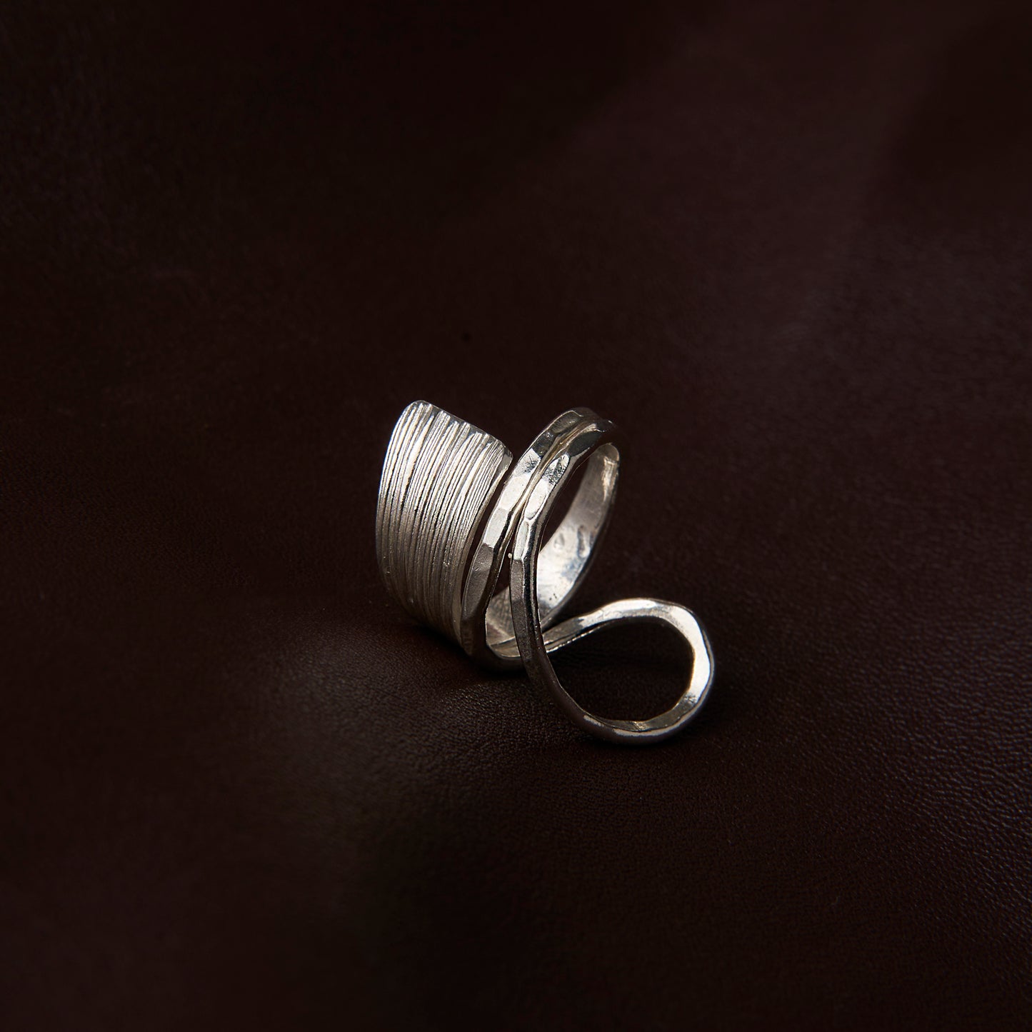 Anel Espiral Martelado Riscado