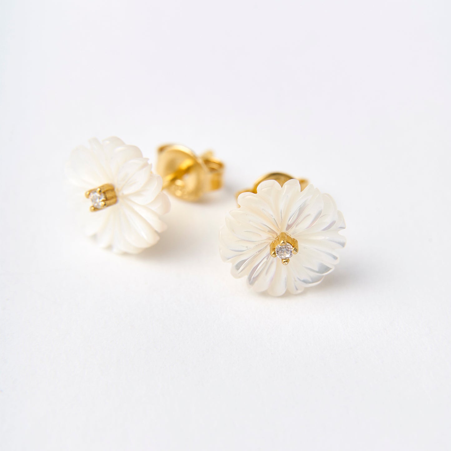 Brincos Gerbera Madrepérola