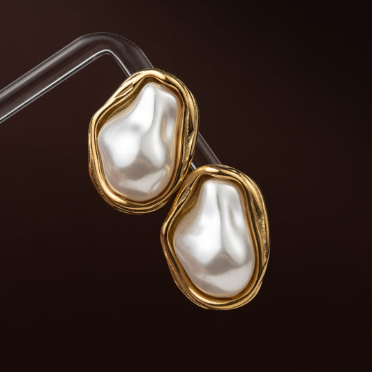 Detalhe dos Brincos Aurora Pearl da Coleção Alma mostrando textura dourada orgânica.