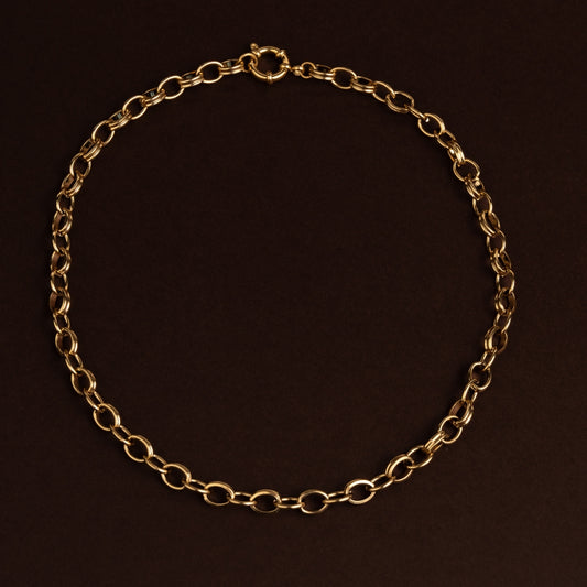 Colar de corrente dourada em aço inoxidável com design de elos duplos redondos entrelaçados e fecho frontal.