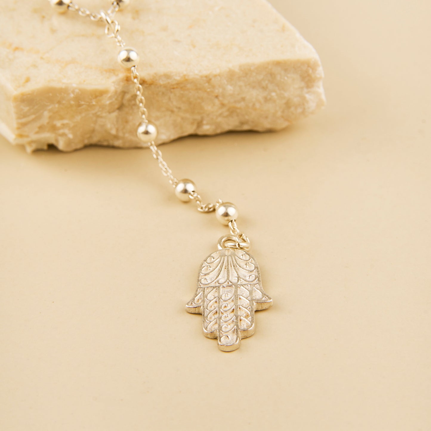 Colar Bolinhas e Mão de Hamsa