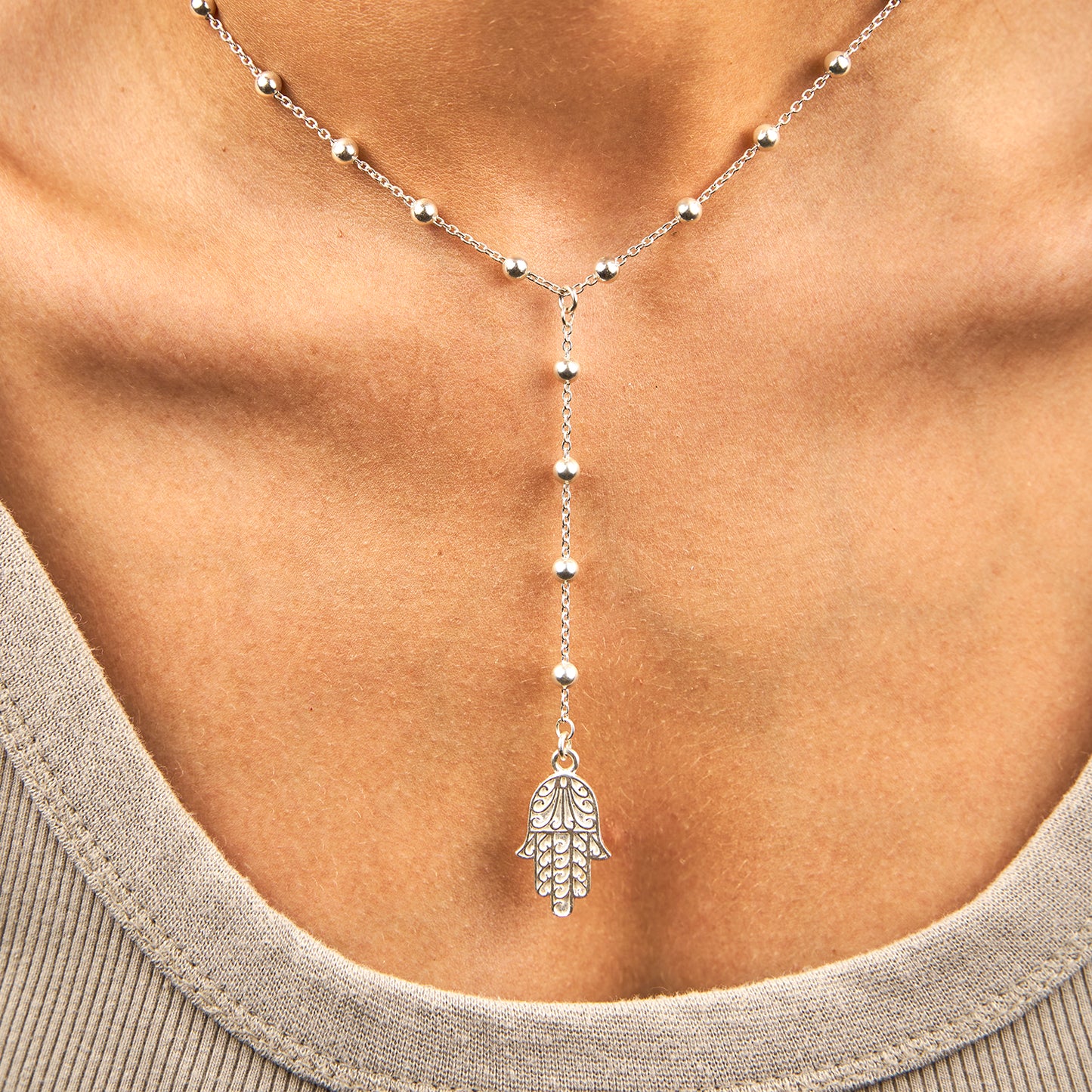Colar Bolinhas e Mão de Hamsa