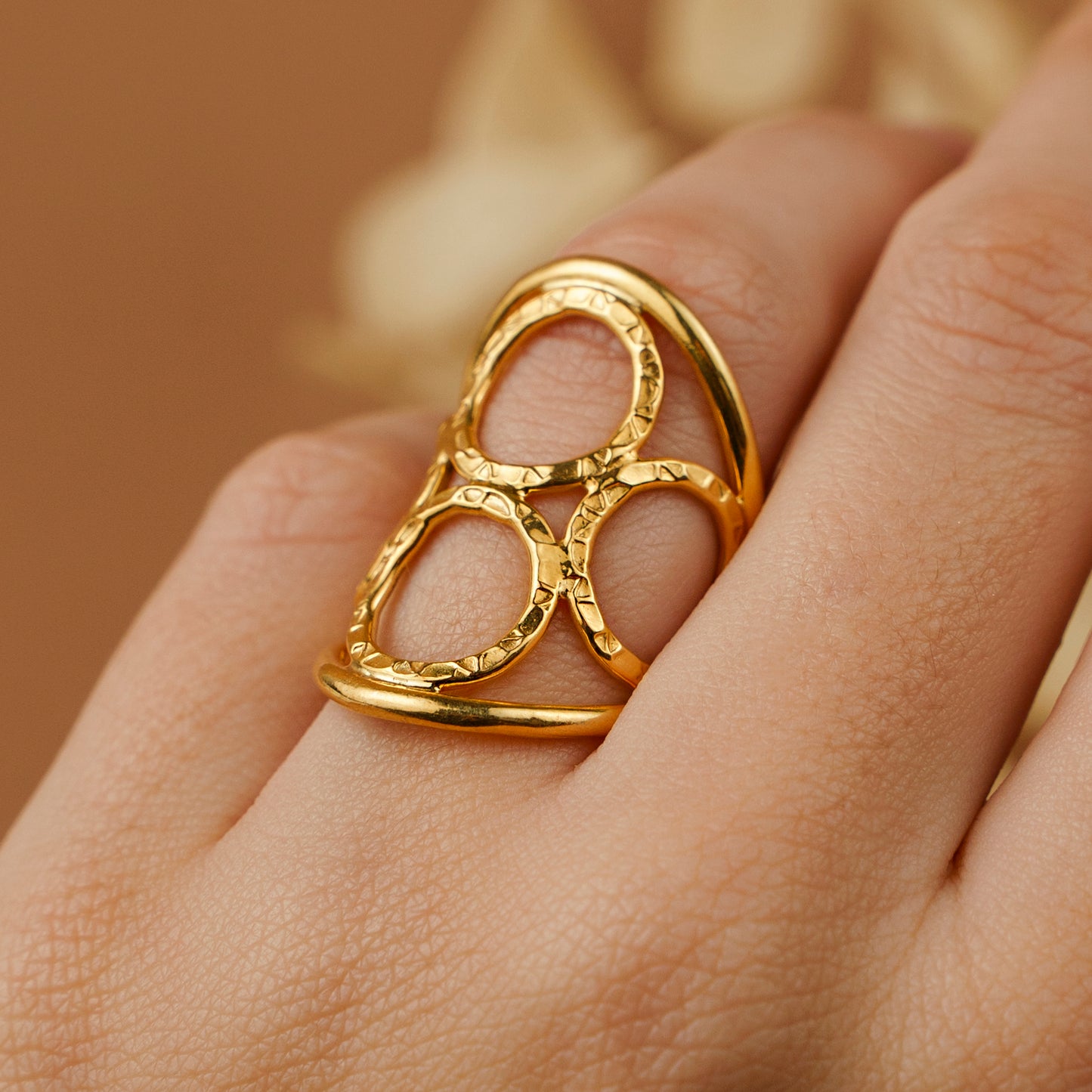 Anel Dourado Círculos Martelados