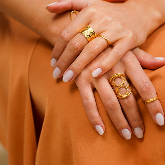 Anel Dourado Círculos Martelados
