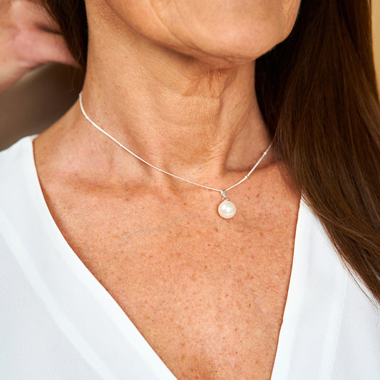 Colar Bolinhas com Pendente Pérola