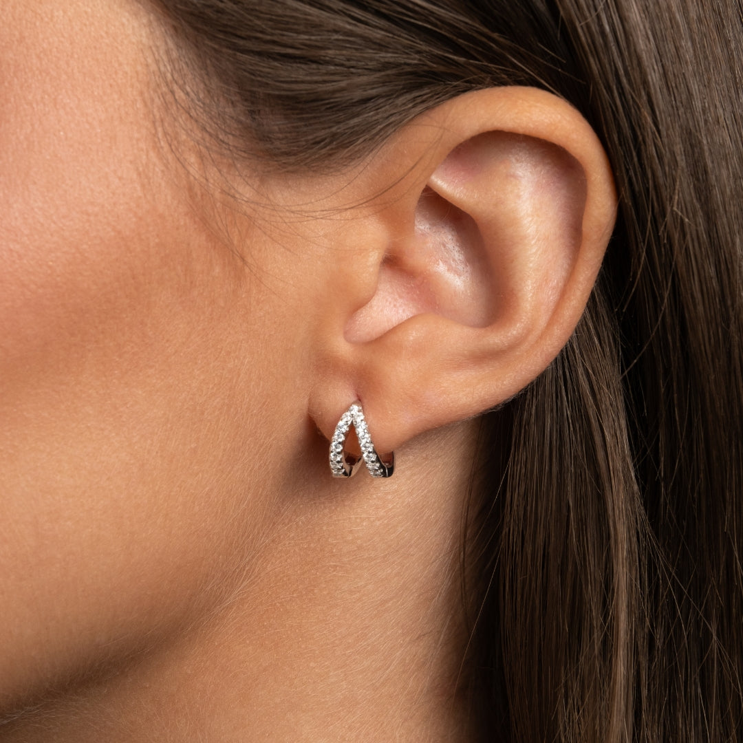 Brincos de Prata 925 com zircónias em forma de V. Elegantes, modernos e hipoalergénicos 

