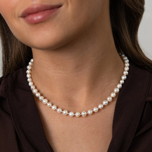 Colar Royal Pearl com pérolas naturais e fecho em Prata 925 ao pescoço