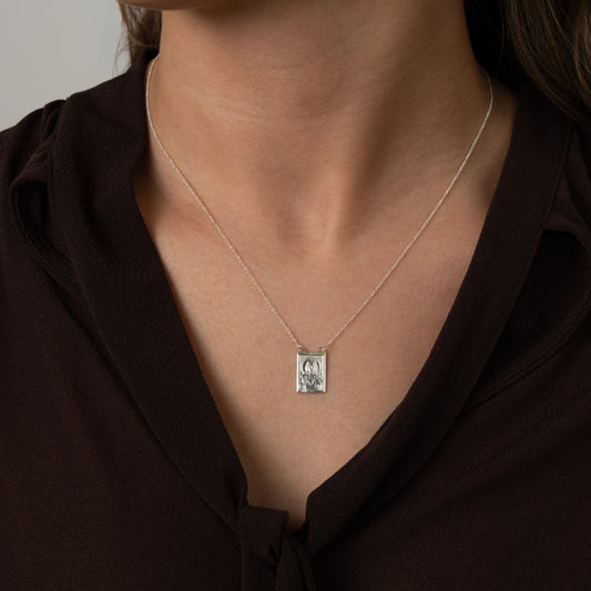 Colar Esperança em Prata 925 com medalha religiosa em relevo ao pescoço