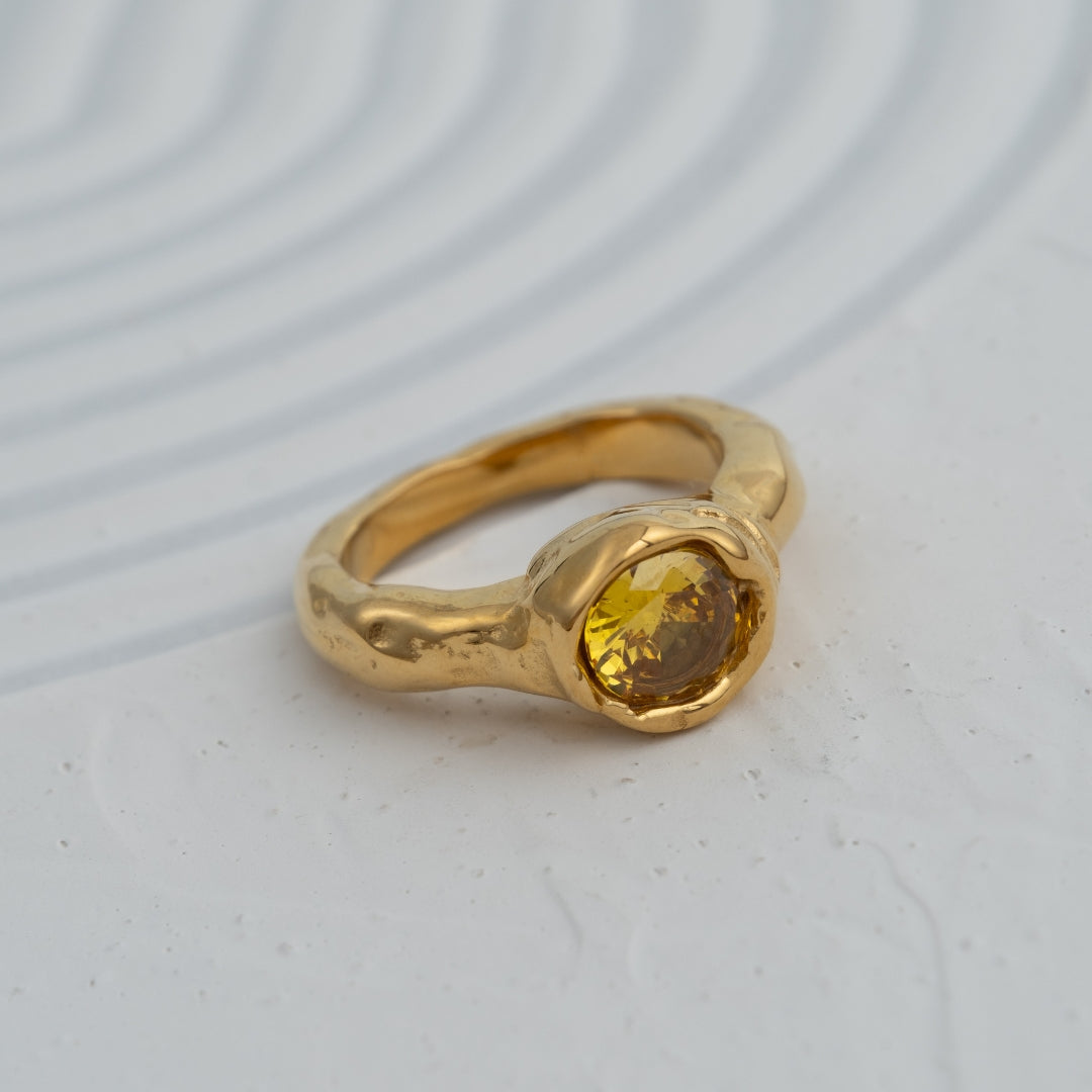 Anel Citra em aço inoxidável dourado e prateado com zircónia cítrica design orgânico coleção Fuse.