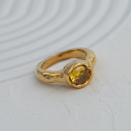 Anel Citra em aço inoxidável dourado e prateado com zircónia cítrica design orgânico coleção Fuse.