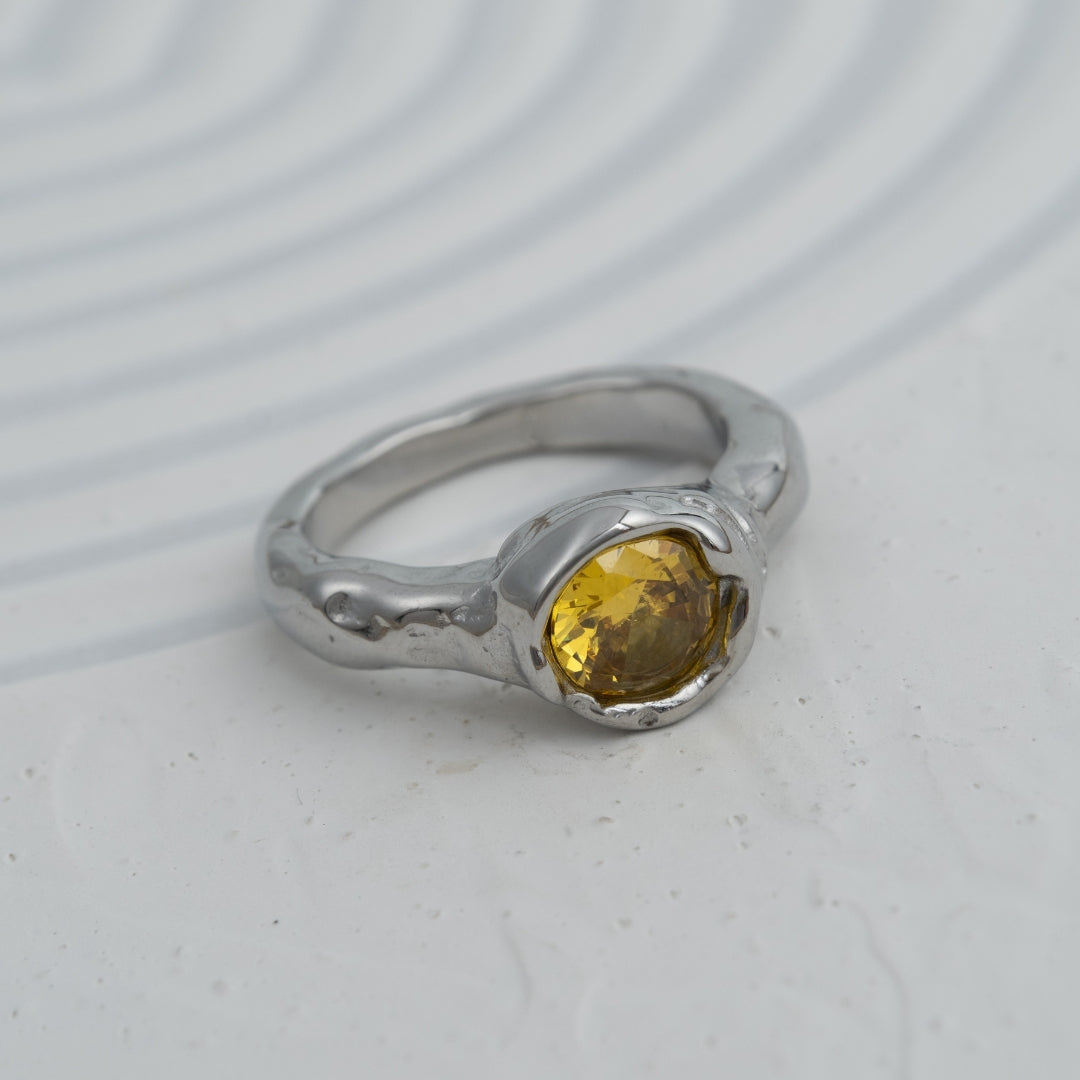 Anel Citra em aço inoxidável dourado e prateado com zircónia cítrica design orgânico coleção Fuse.
