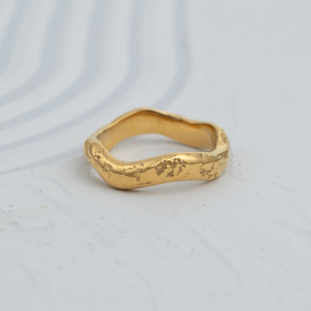 Anel Raw em aço inoxidável dourado e prateado textura irregular e design orgânico coleção Fuse.