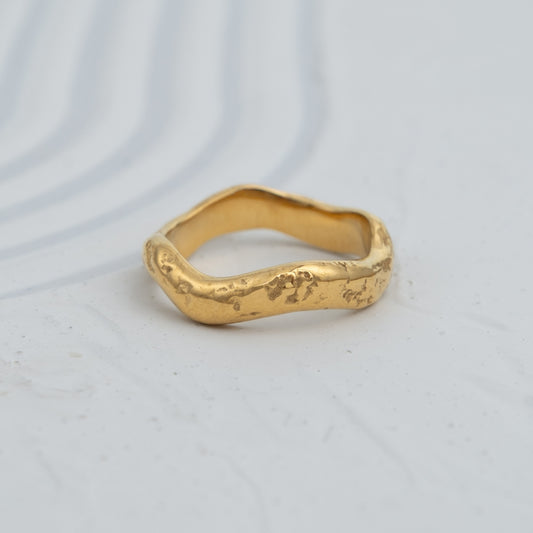 Anel Raw em aço inoxidável dourado e prateado textura irregular e design orgânico coleção Fuse.