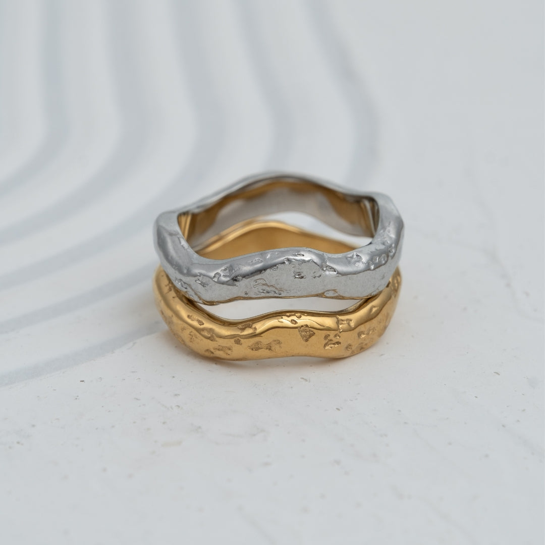 Anel Raw em aço inoxidável dourado e prateado textura irregular e design orgânico coleção Fuse.
