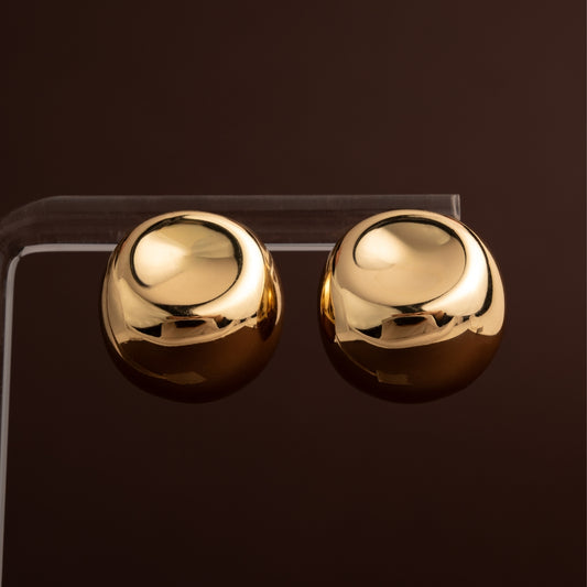 Brincos de botão redondos e volumosos em aço inoxidável dourado com acabamento brilhante estilo chunky dome.