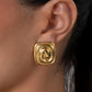 Brincos Mira quadrados em aço inoxidável dourado com design de espiral central coleção Fuse joalharia urbana leve.