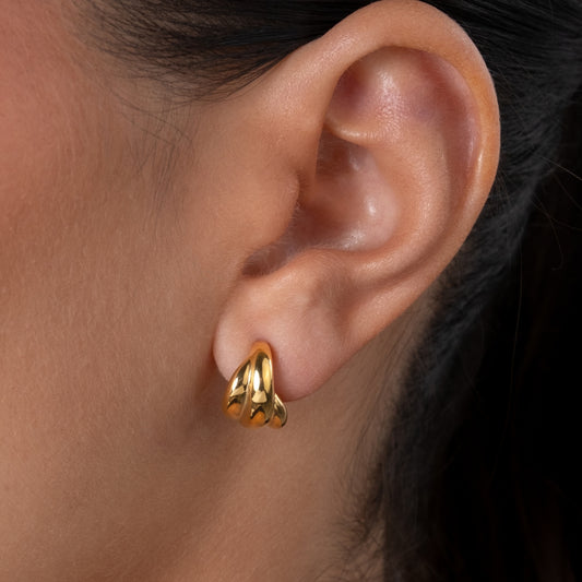Brincos Dainty em aço inoxidável dourado e prateado mini argolas texturadas coleção Fuse joalharia delicada resistente.