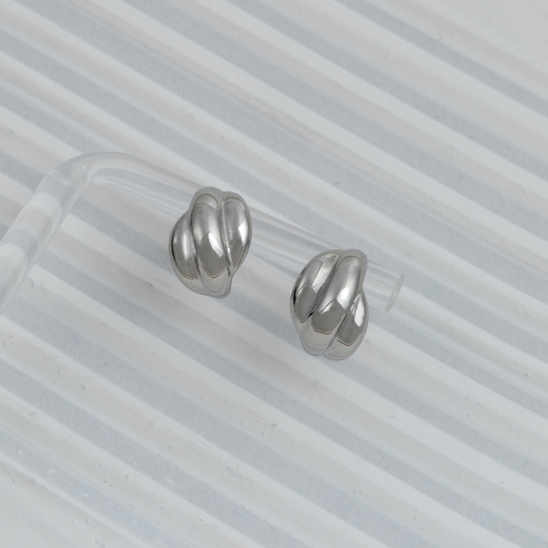 Brincos Dainty em aço inoxidável dourado e prateado mini argolas texturadas coleção Fuse joalharia delicada resistente.