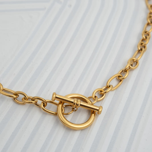 Colar Chunky T-Bar em aço inoxidável dourado com fecho de barra frontal coleção Fuse joalharia urbana.