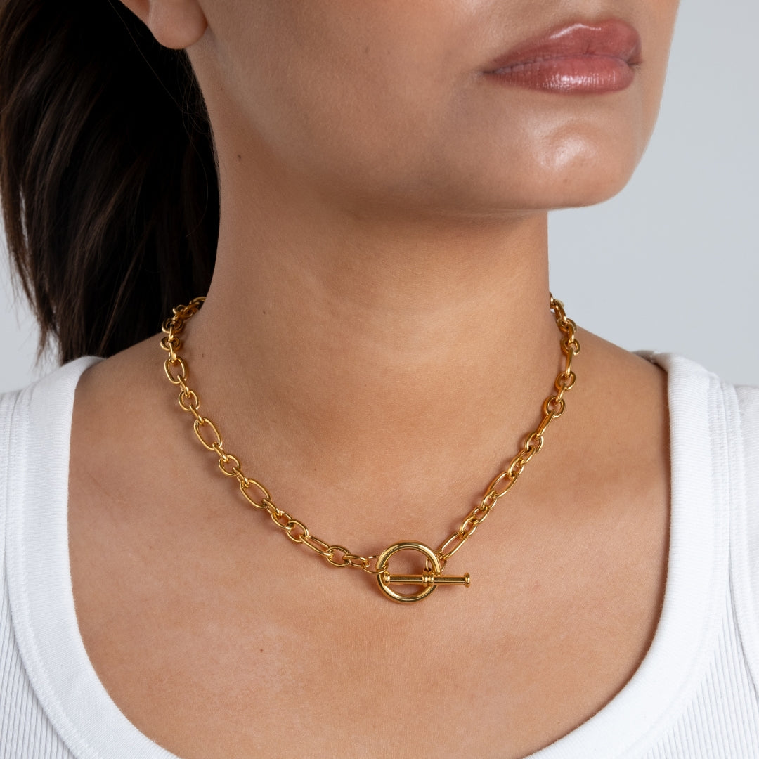 Colar Chunky T-Bar em aço inoxidável dourado com fecho de barra frontal coleção Fuse joalharia urbana.