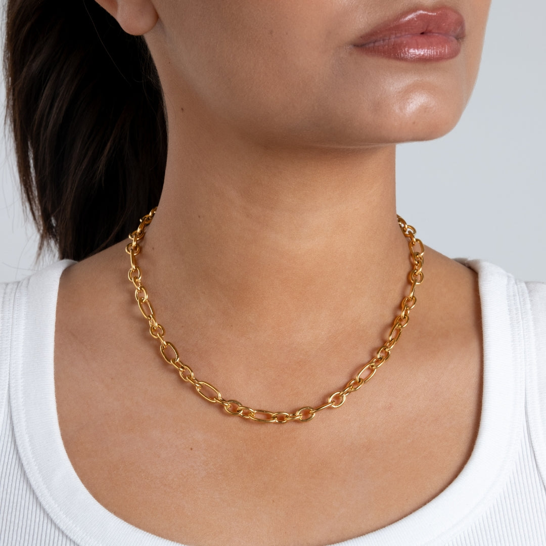 Colar Chunky T-Bar em aço inoxidável dourado com fecho de barra frontal coleção Fuse joalharia urbana.
