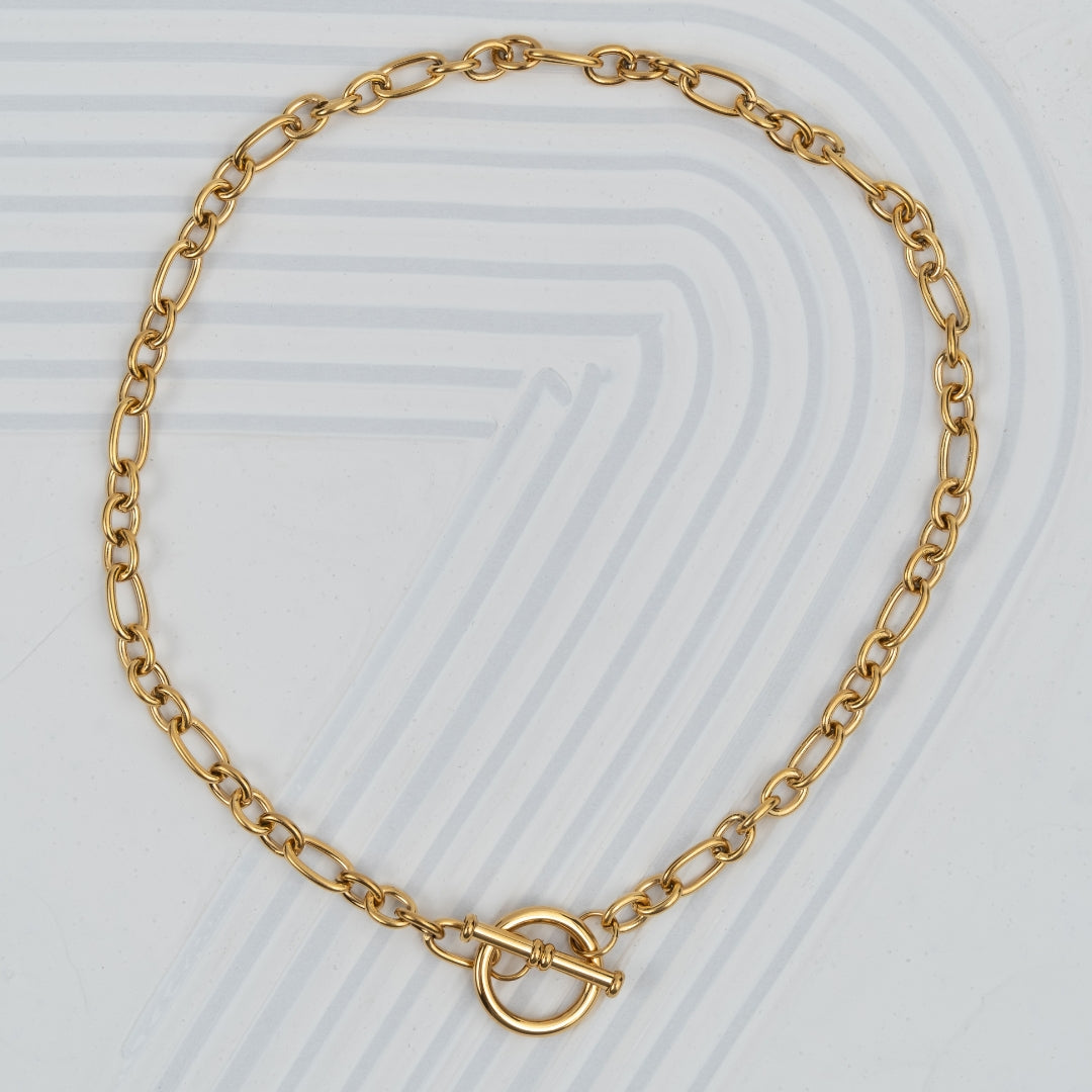 Colar Chunky T-Bar em aço inoxidável dourado com fecho de barra frontal coleção Fuse joalharia urbana.
