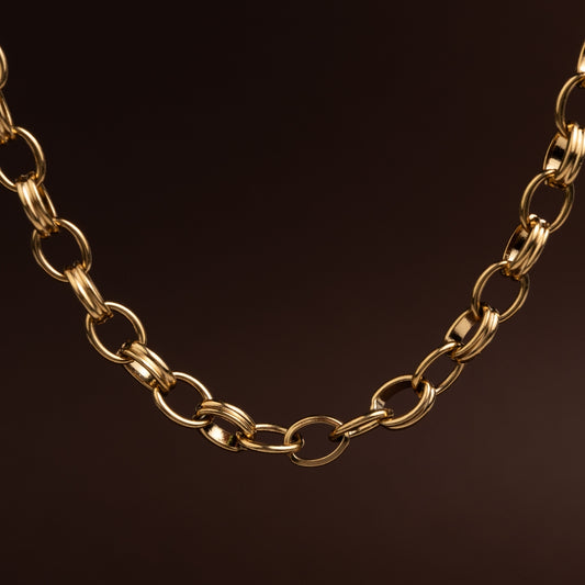 Detalhe macro dos elos duplos da corrente Legacy mostrando a construção entrelaçada e o acabamento polido.