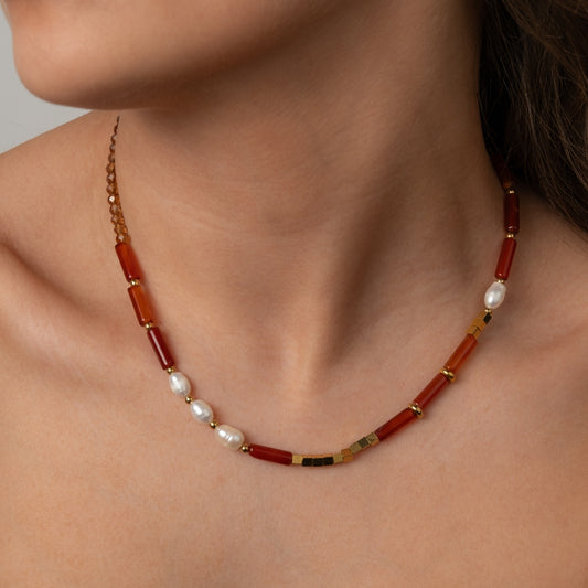 Colar curto estilo choker com mix de cristais âmbar, contas vermelhas e pérolas naturais em aço inoxidável.