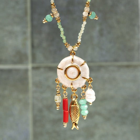 Colar Comporta em aço inoxidável dourado com medalha central de madrepérola, pedras naturais verdes, coral vermelho e pendente de peixe.